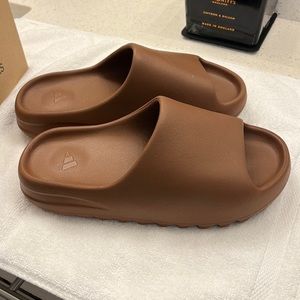 Yeezy Slide in Flax size 9 men